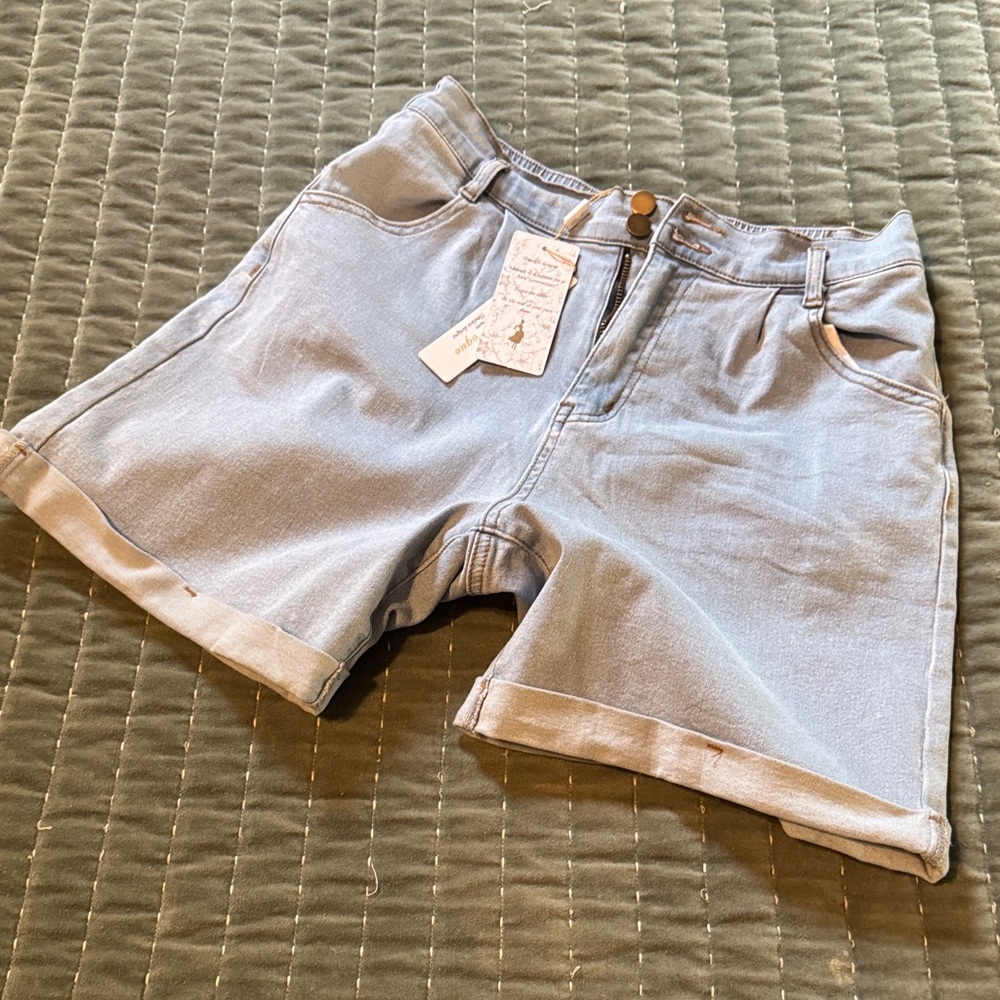 Amazon Light Wash Denim Roll-Hem Women's Jean Shorts